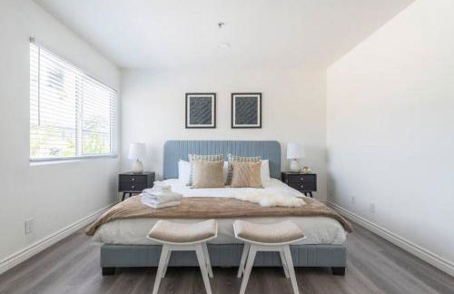 Modern 2BR Condo with King Bed & Balcony near LA - Foto 32