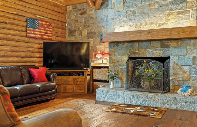 The Bigwood Cabin by Avantstay Hot Tub, Firepit, Pool Table, Private Yard - Photo 12