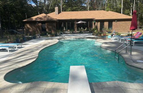 Quiet Forest Vacation home on a Private Road with Spacious Patios, Fire pit, Pet friendly and a Private pool - Foto 1