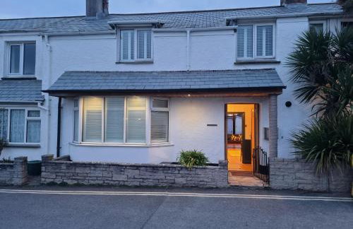 Neet Retreat - sleeps 7 next to beach - Foto 1