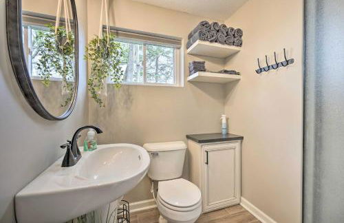 Waterfront Syracuse Home with Patio and Fire Pit! - Foto 13