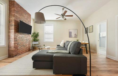 FREE Parking, Netflix in East Liberty By Parks and Uni - Foto 14