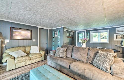 Riverfront Home with Dock about 6 Mi to Cheboygan! - Foto 6