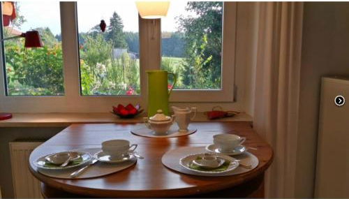 Schöner Bungalow mit Gartenterrasse und Teich - Foto 2