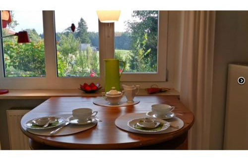 Schöner Bungalow mit Gartenterrasse und Teich - Foto 2