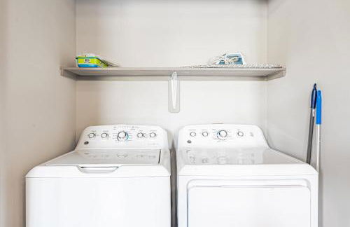 Spacious 2BR King Bed Suites Close to Downtown and Airport - Foto 32