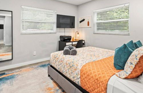 Adventure Awaits in Tampa Bay with Beautiful Decor 4BR with Backyard Oasis Near Busch Gardens & Adventure Island - Foto 17