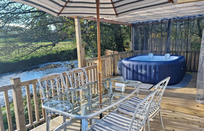 Shropshire - Riverside - Cabin - Sleeps 2 - Hottub - Foto 1