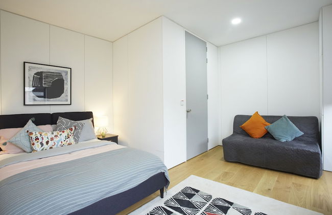 Stylish modern home in Manchester city centre with parking - Photo 18