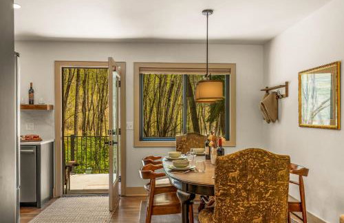 Riverside Luxury Cabin with Hot Tub, Fire Pit, Patio, by Forest & Peak Retreats - Foto 19