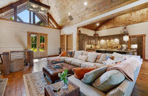 Copperline Lodge - Luxury Creekside Retreat - Creekside Views, Hot Tub, Game Room, Outdoor Fireplaces, Chef Kitchen, Fire Pit - - Foto 9