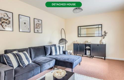 Beautiful Detached House with Driveway Parking, Study Room, Spacious Garden, Smart TVs and Fast Wifi by Yoko Property - Photo 1