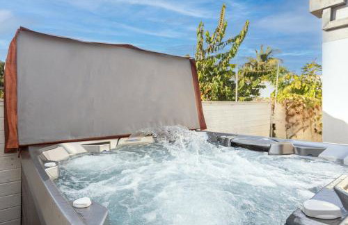 Spacious Luxury Villas in the heart of LA! Free parking and Jacuzzi - Photo 13