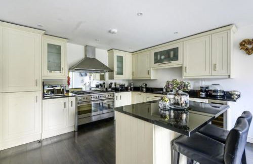 Contemporary detached house short train to London - Photo 27