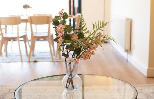 Pass the Keys Stunning Spacious Chessington Gem with Parking - Photo 53