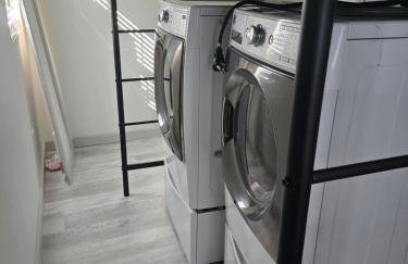 Modern B&W Coastal Retreat 2BR 2BA and Laundry - Foto 43