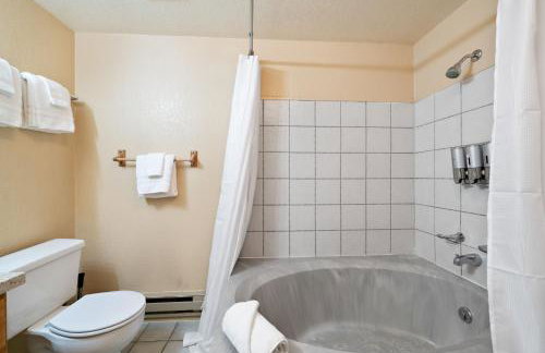 Trapper 8: Cozy 4-Bedroom Condo, 1 Minute to Yellowstone, perfect for 8 guests. - Foto 59