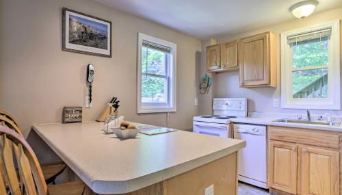 Lake Getaway Walk Across Street to Private Beach! - Foto 2