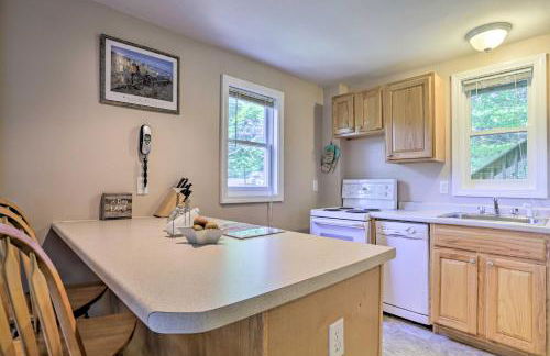 Lake Getaway Walk Across Street to Private Beach! - Foto 2