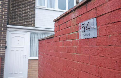Spacious 4 Bedroom House with Parking - Foto 49