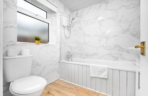 Stylish Five Bedroom House - Parking - Terrace - Fast Wi-Fi 974P - Foto 35