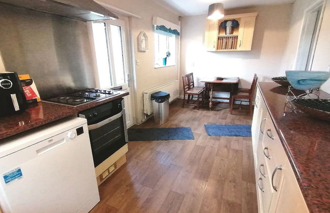 Lovely 2-bed Cottage in Pencarreg - Photo 7