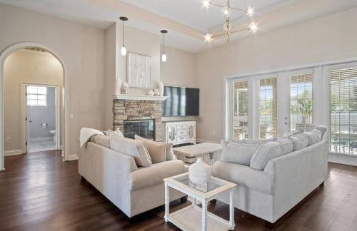 Luxury Heated Pool Home, Hot tub, King bed suite - Foto 1