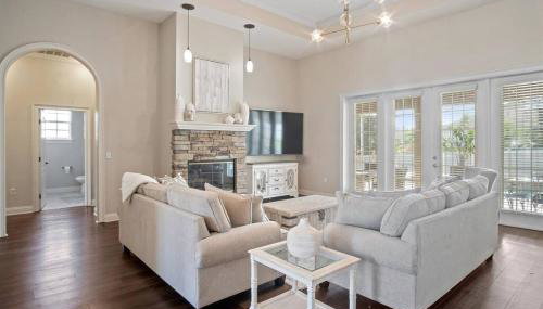 Luxury Heated Pool Home, Hot tub, King bed suite - Foto 1