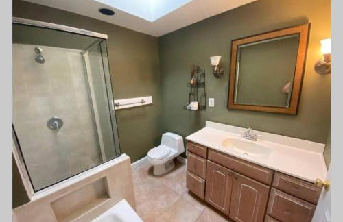 Cozy 4BR 3BA Home- Train to NYC, USOpen, CitiField Mets, MSG, Walk to Harbor & Golf - Photo 21