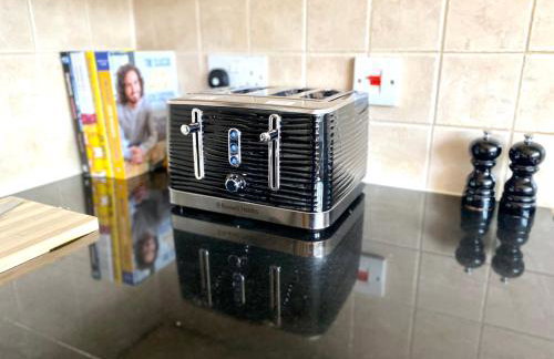 NEW! Luxury YELLOW HOUSE Bright Modern Detatched Home with PRIVATE PARKING, NETFLIX Close Luton, M1, and AIRPORT Ideal for Families, Professionals, Consultants, LONGER STAY OPTIONS - Foto 8