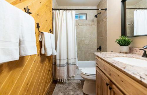 Whispering Hollow Lodge on Greer Main St! - Foto 27