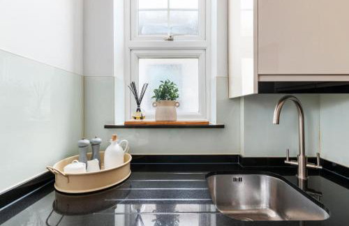 Weybridge - 2 Bed - parking - Foto 4