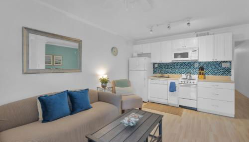 Beachy Days Escape - Cozy Haven Steps From Beach! - Foto 3