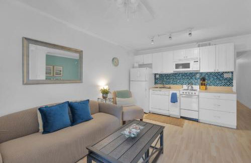 Beachy Days Escape - Cozy Haven Steps From Beach! - Foto 4