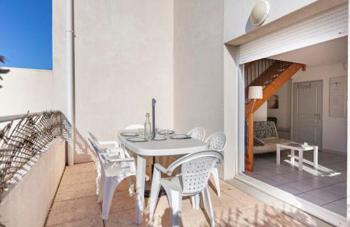 LE BLEU CAMARGUE - T3 EN DUPLEX CLASSÉ 3 ETOILES - CLIM - ARRIVÉE AUTONOME - Piscine privative à la résidence - Parking Gratuit - Wifi FIBRE - Animaux acceptés - Idéale Famille couple télétravail - Foto 12