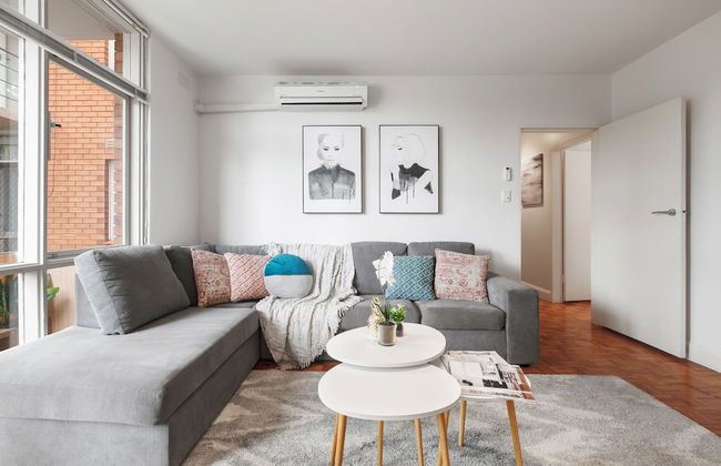 Balcony Retreat Apartment by Ready Set Host - Foto 11