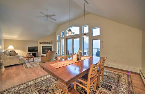 Lakefront Bolton Retreat with Balcony and Views! - Foto 6