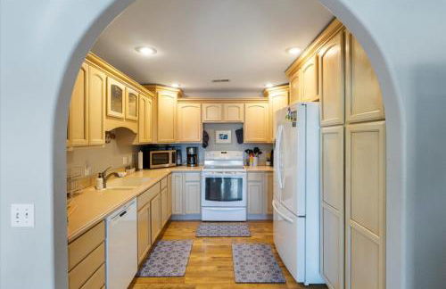 Lakefront Family Retreat w/ Views, Boat Slip - Foto 9