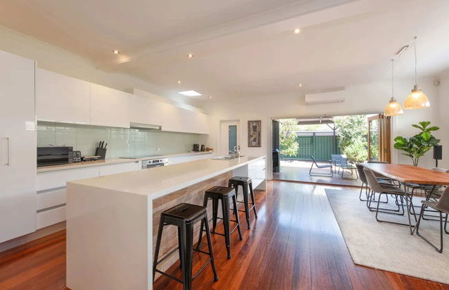 Renovated 3 Bedroom Family Home in Richmond With Parking - Foto 6