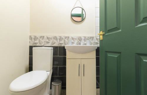 Home from Home 4 Bed - Ideal for Workers & Great for Groups, FREE Parking, Spacious, Pet Friendly Netflix - Foto 12