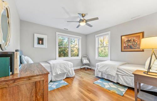 Modern Family Home Walkable to Town - Foto 36