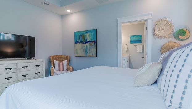 Pet Friendly + Private Pool; Amazing Fenced Backyard, 5 Min Walk to Beach! - Foto 5, Habitación