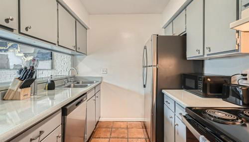 Your Modern King Suite Getaway - Sleeps 4 - Pool, Prkg - Foto 2