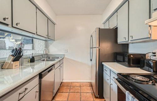 Your Modern King Suite Getaway - Sleeps 4 - Pool, Prkg - Foto 2