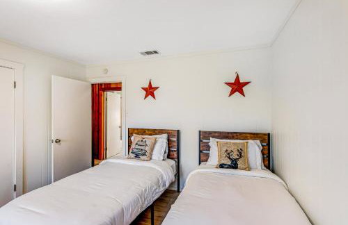 Hill country gem with private pool, deck, firepit, Ping-Pong, foosball, & WiFi - Photo 15