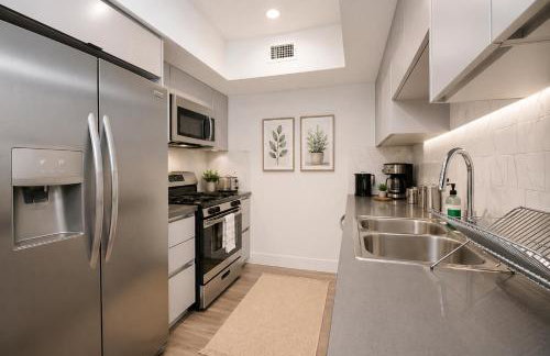 Los Angeles Premium City Suites - Free Secured Parking - Photo 18