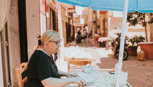 Démonstration d'élaboration de pâtes + dégustation - Photo 3, Une femme préparant des pâtes typiques de Bari