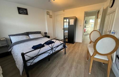 Modern & Cozy Gem - 10min to City Center - Parking - Foto 15