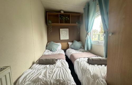 Harwich - Caravan - Sleeps 10 - Garden - Pool - Foto 8