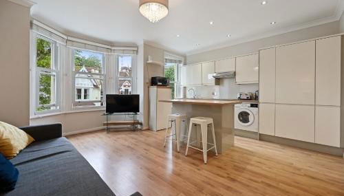 Entire 2 Bed First Floor Flat - Photo 3